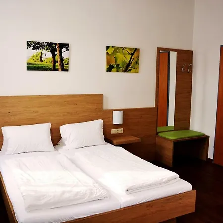 & Gaestehaus Bsteh Inn Wulzeshofen